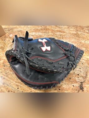 Under Armour UACMW-100Y Black with Red stitching Catcher's Mitt size youth 31.5”